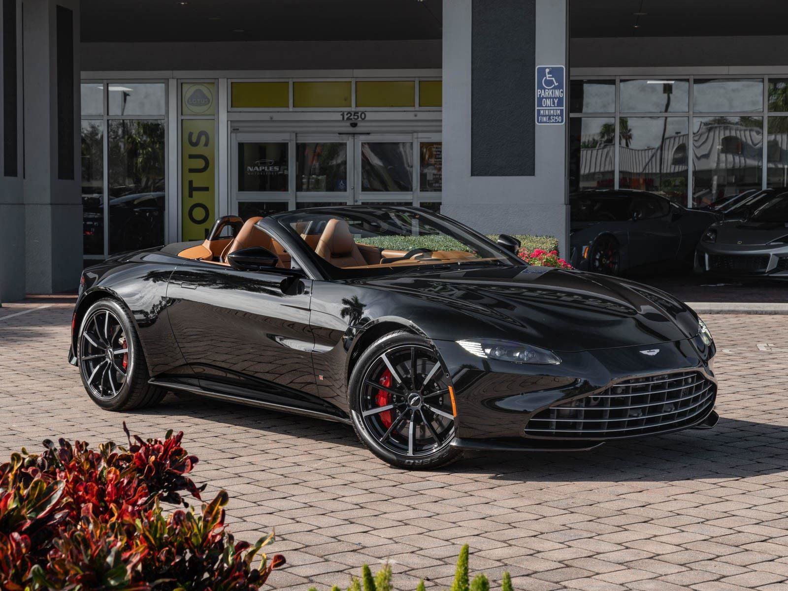 Used 2021 Aston Martin V8 Vantage Roadster RWD image 12