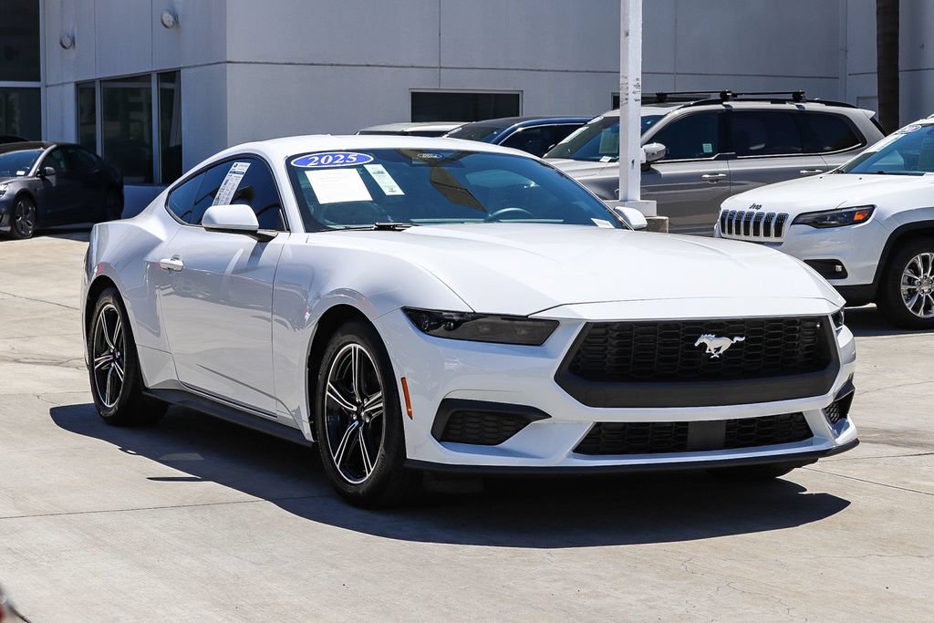 Used 2025 Ford Mustang Coupe RWD image 3