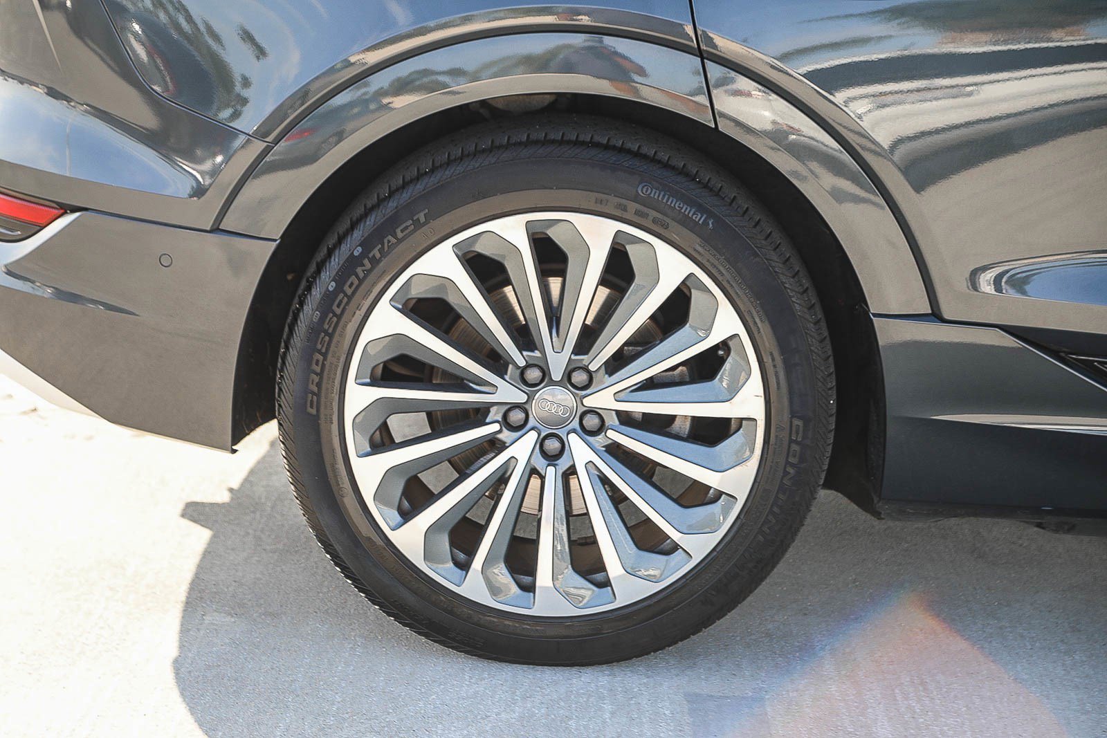 Used 2019 Audi e-tron Prestige w/ Prestige Package AWD/4WD image 11