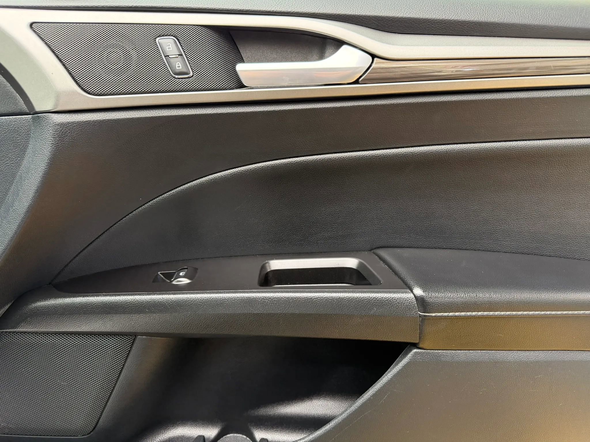 Used 2020 Ford Fusion SEL image 15
