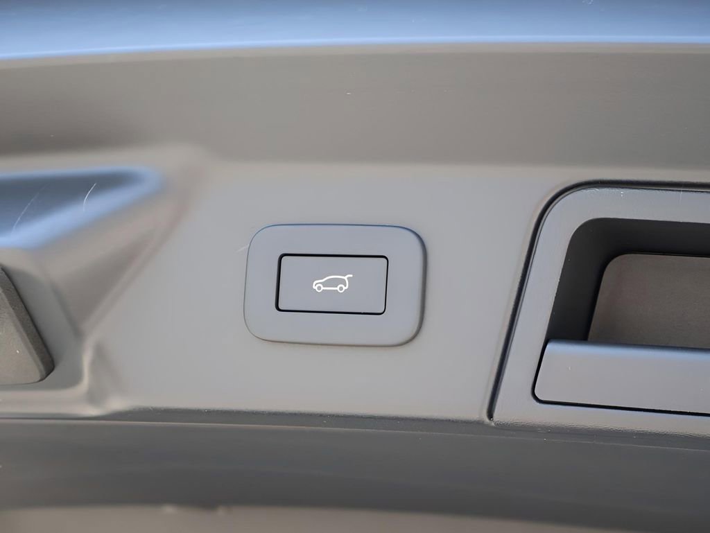 New 2026 Land Rover Range Rover Velar Dynamic SE image 18