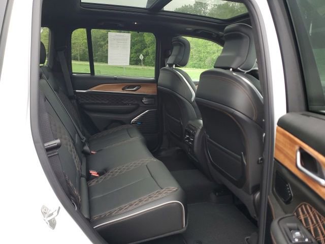 Used 2026 Jeep Grand Cherokee Summit w/ Obsidian Package AWD/4WD image 23