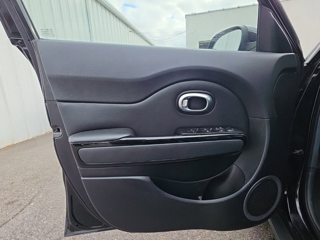 Used 2015 Kia Soul ! FWD image 11