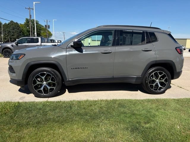 Used 2024 Jeep Compass Latitude AWD/4WD image 11