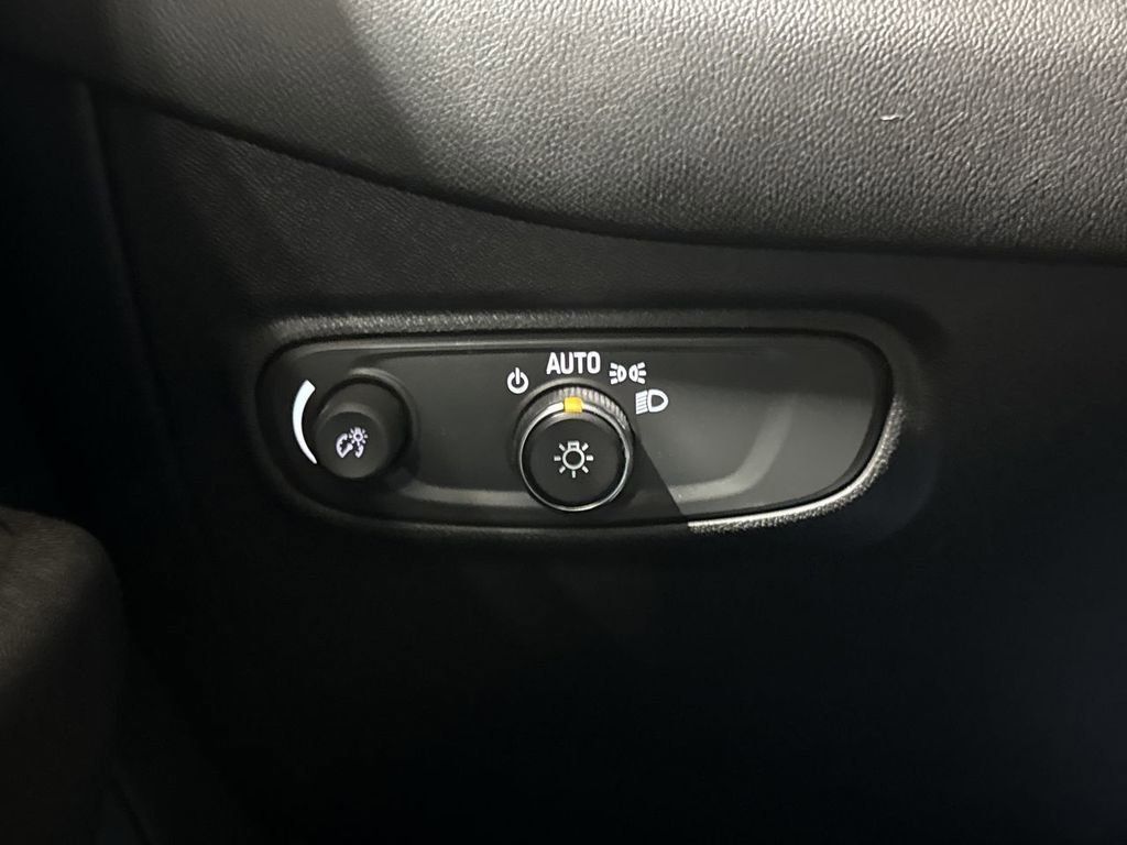 Used 2022 Chevrolet Equinox LS w/ LS Convenience Package image 18