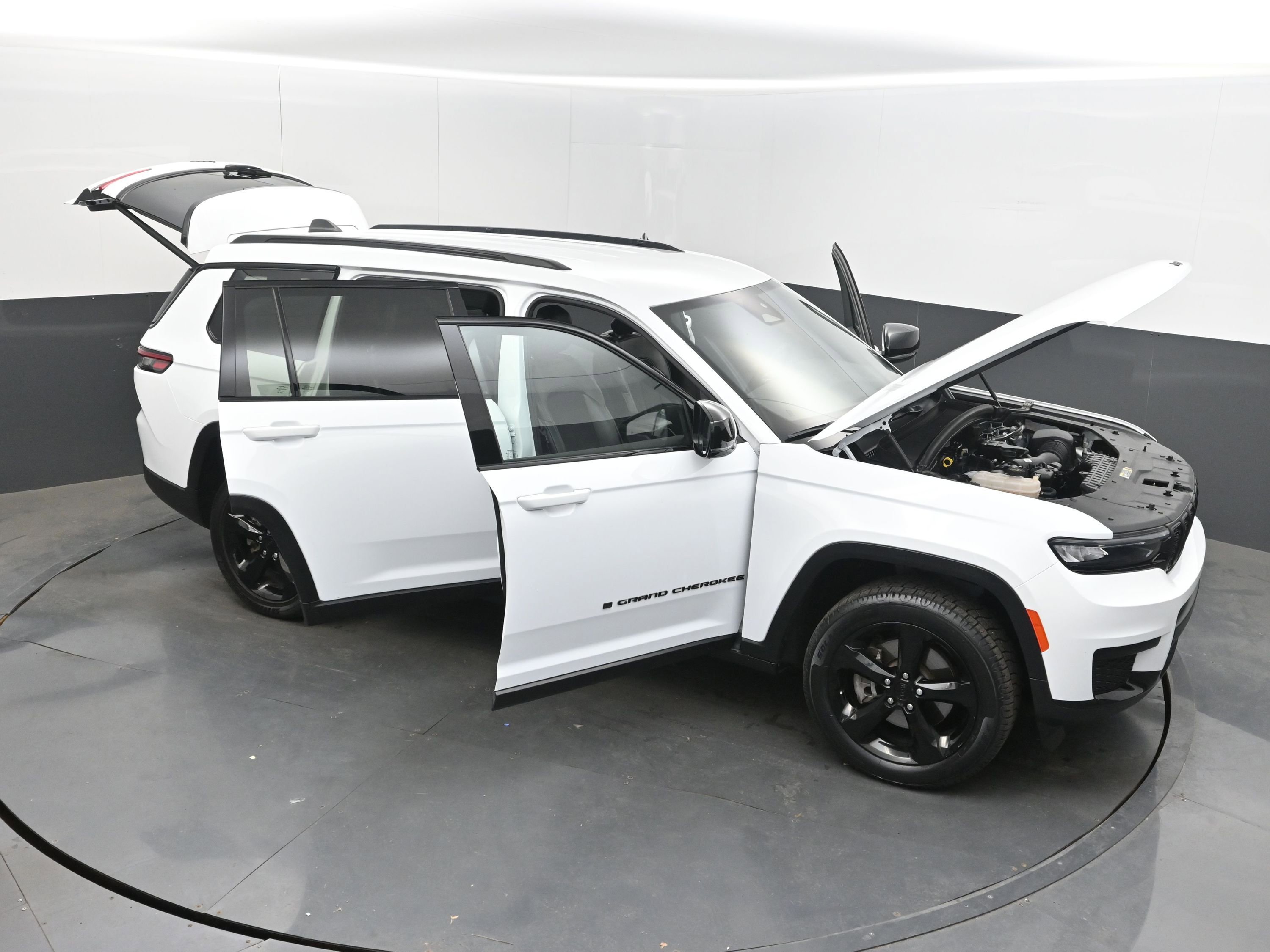 Used 2024 Jeep Grand Cherokee L Laredo image 34