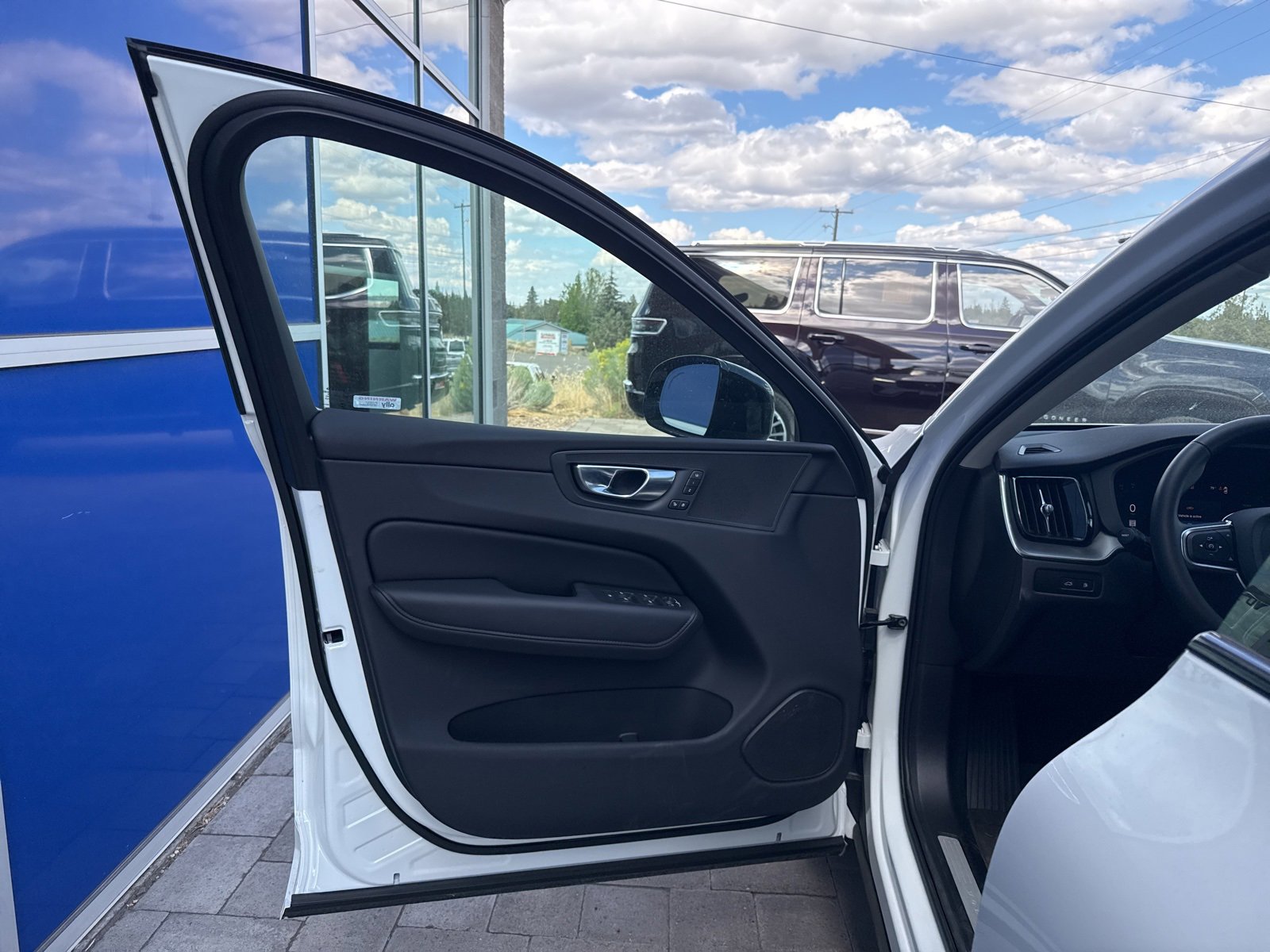 Certified 2025 Volvo XC60 T8 Core w/ Protection Package Premier image 9