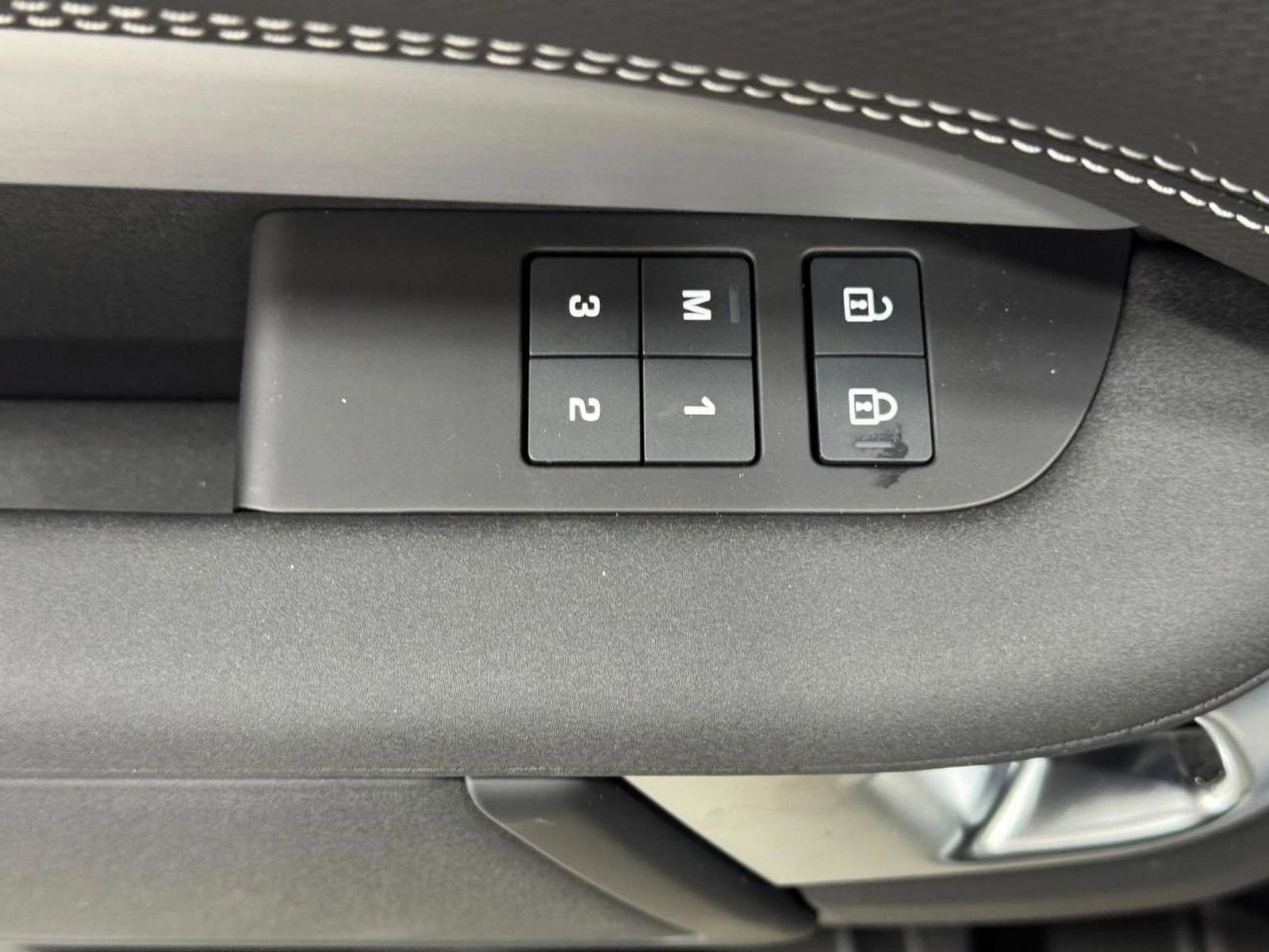 New 2026 Land Rover Discovery Dynamic SE image 26