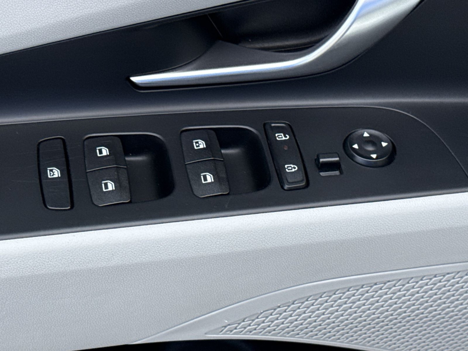 Certified 2025 Hyundai Elantra Limited FWD image 15