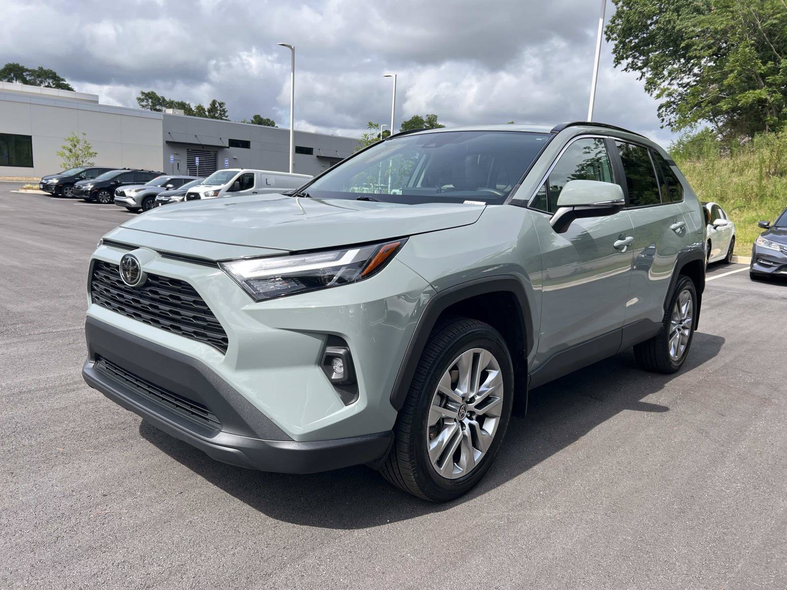 Used 2022 Toyota RAV4 XLE Premium FWD image 3