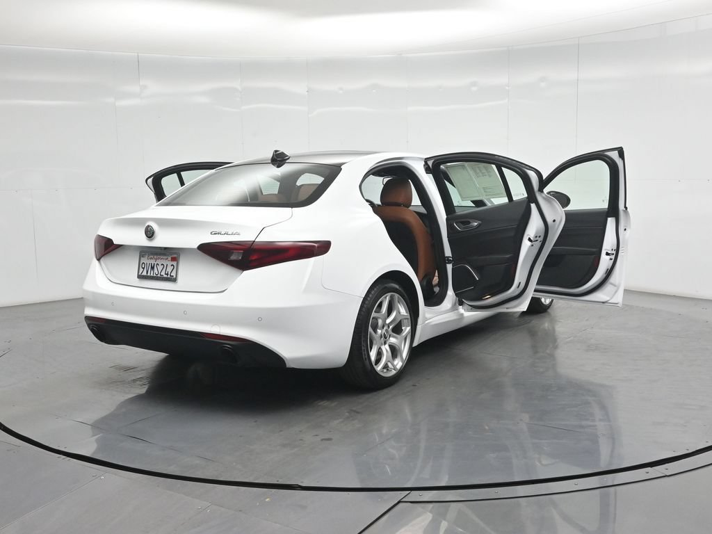 Used 2022 Alfa Romeo Giulia Ti RWD image 4