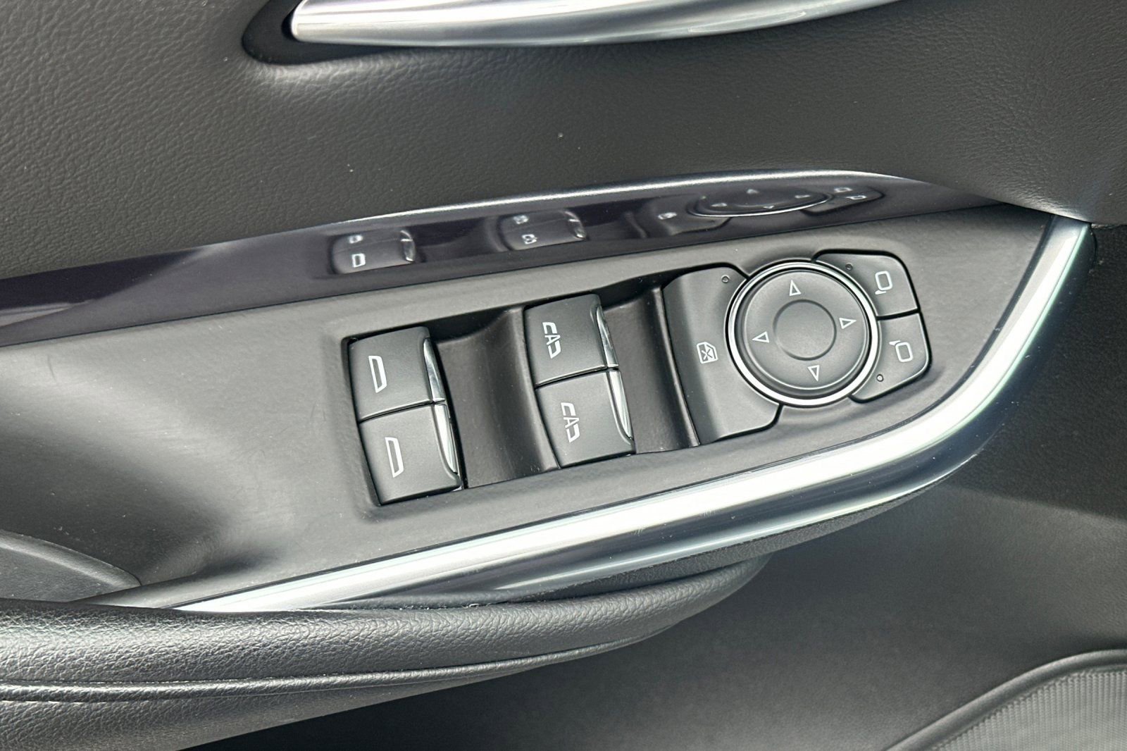 Used 2023 Cadillac XT4 Luxury w/ Cold Weather Package image 12