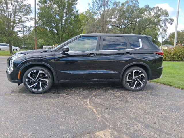 Used 2024 Mitsubishi Outlander AWD image 3