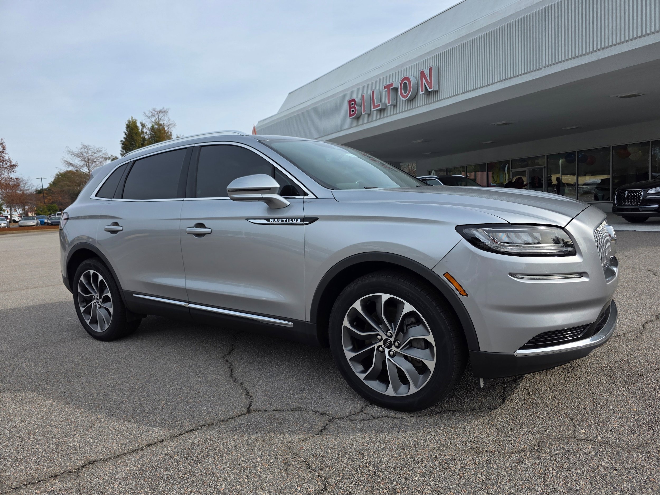 Used 2021 Lincoln Nautilus Reserve FWD image 2