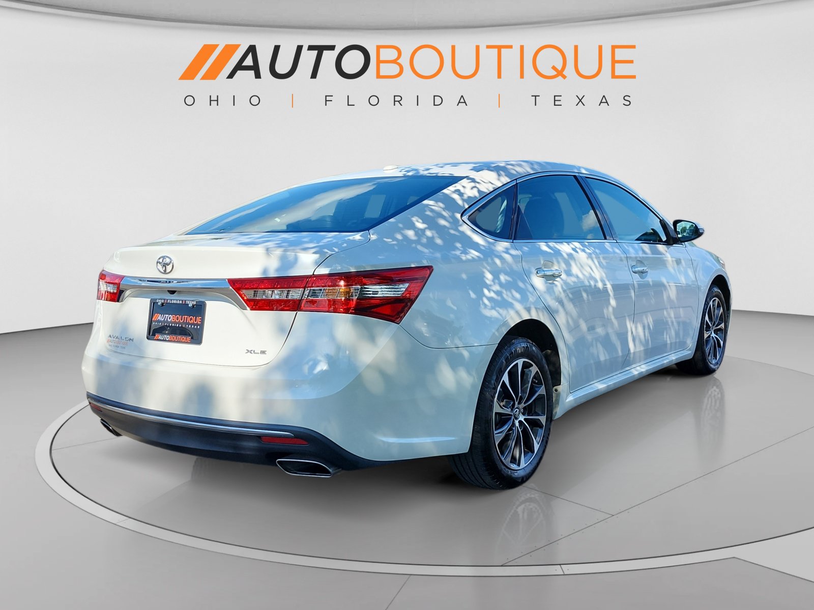 Used 2018 Toyota Avalon XLE FWD image 3