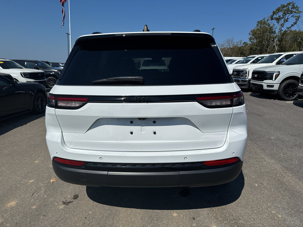 Used 2023 Jeep Grand Cherokee Altitude RWD image 6