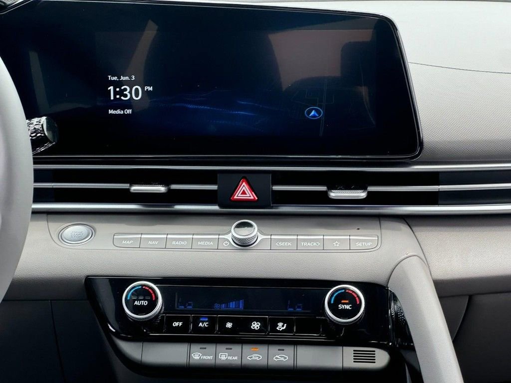 Used 2025 Hyundai Elantra SEL image 8