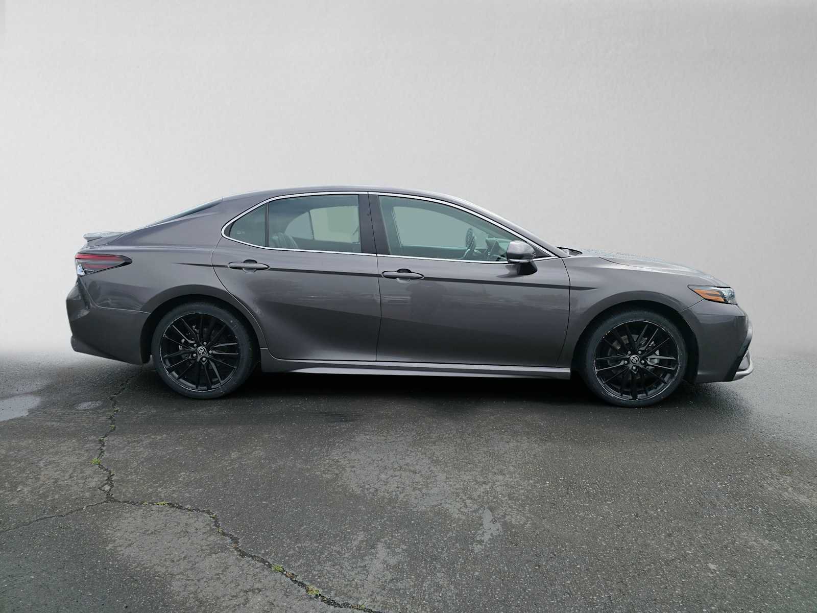 Used 2024 Toyota Camry XSE FWD image 3
