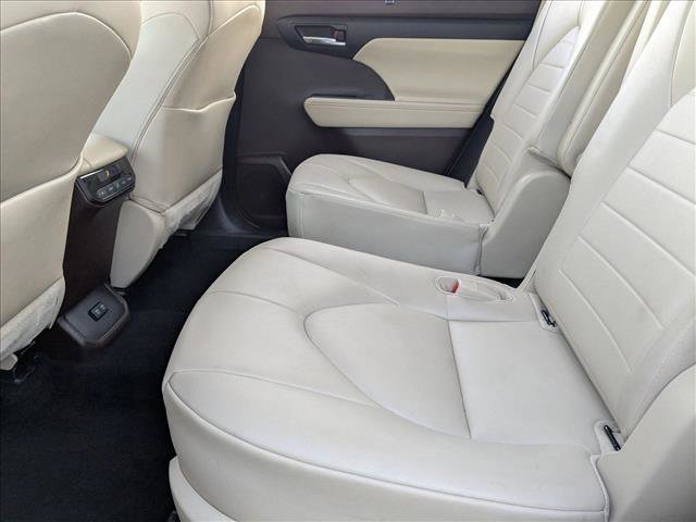 Used 2020 Toyota Highlander XLE image 16