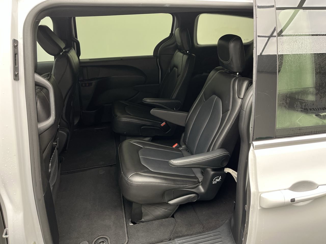 Used 2025 Chrysler Pacifica Select FWD image 10