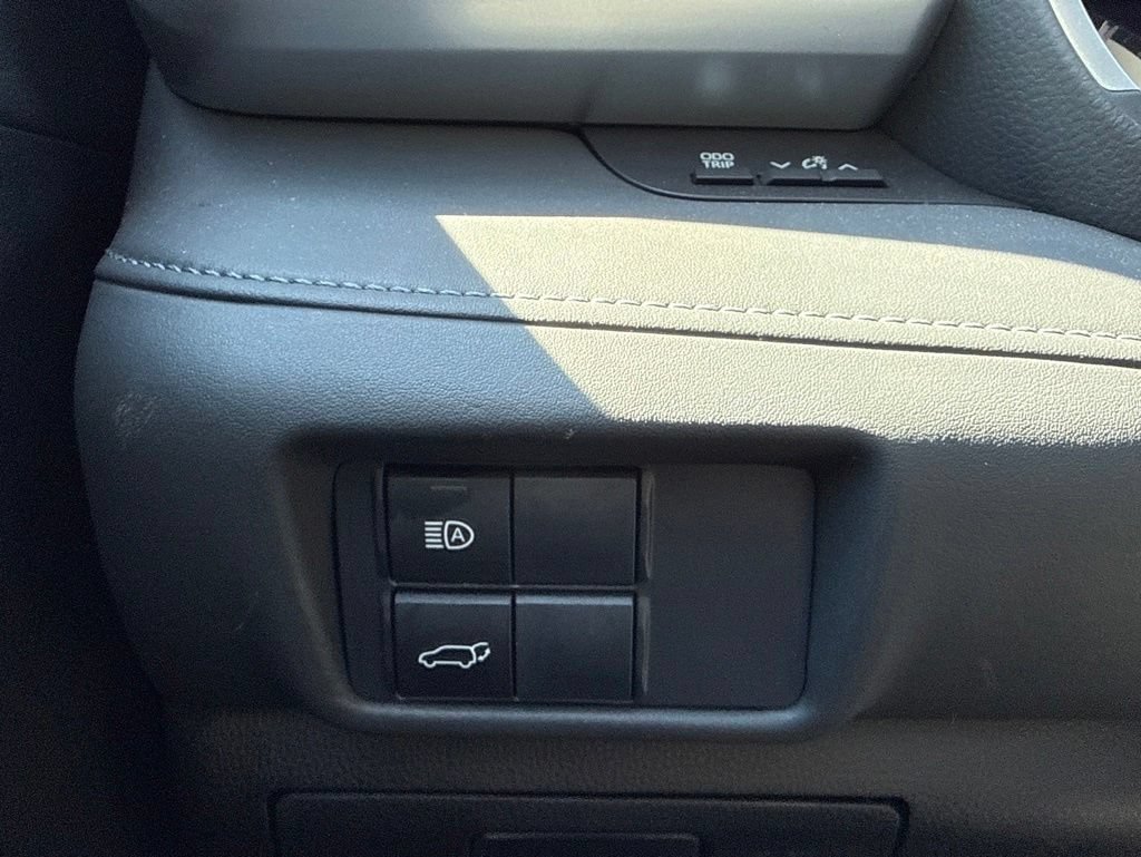 Used 2021 Toyota Highlander XLE AWD/4WD image 12
