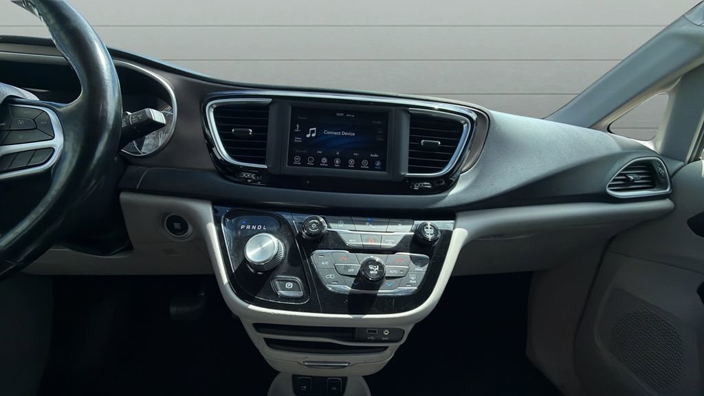 Used 2019 Chrysler Pacifica Touring-L FWD image 10