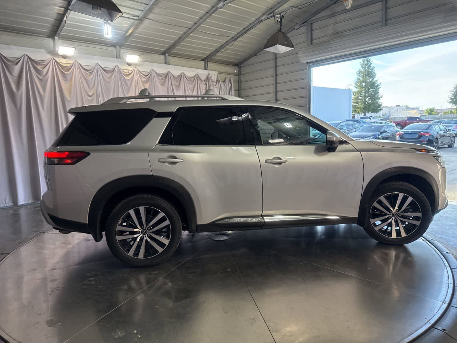 Used 2023 Nissan Pathfinder Platinum FWD image 4