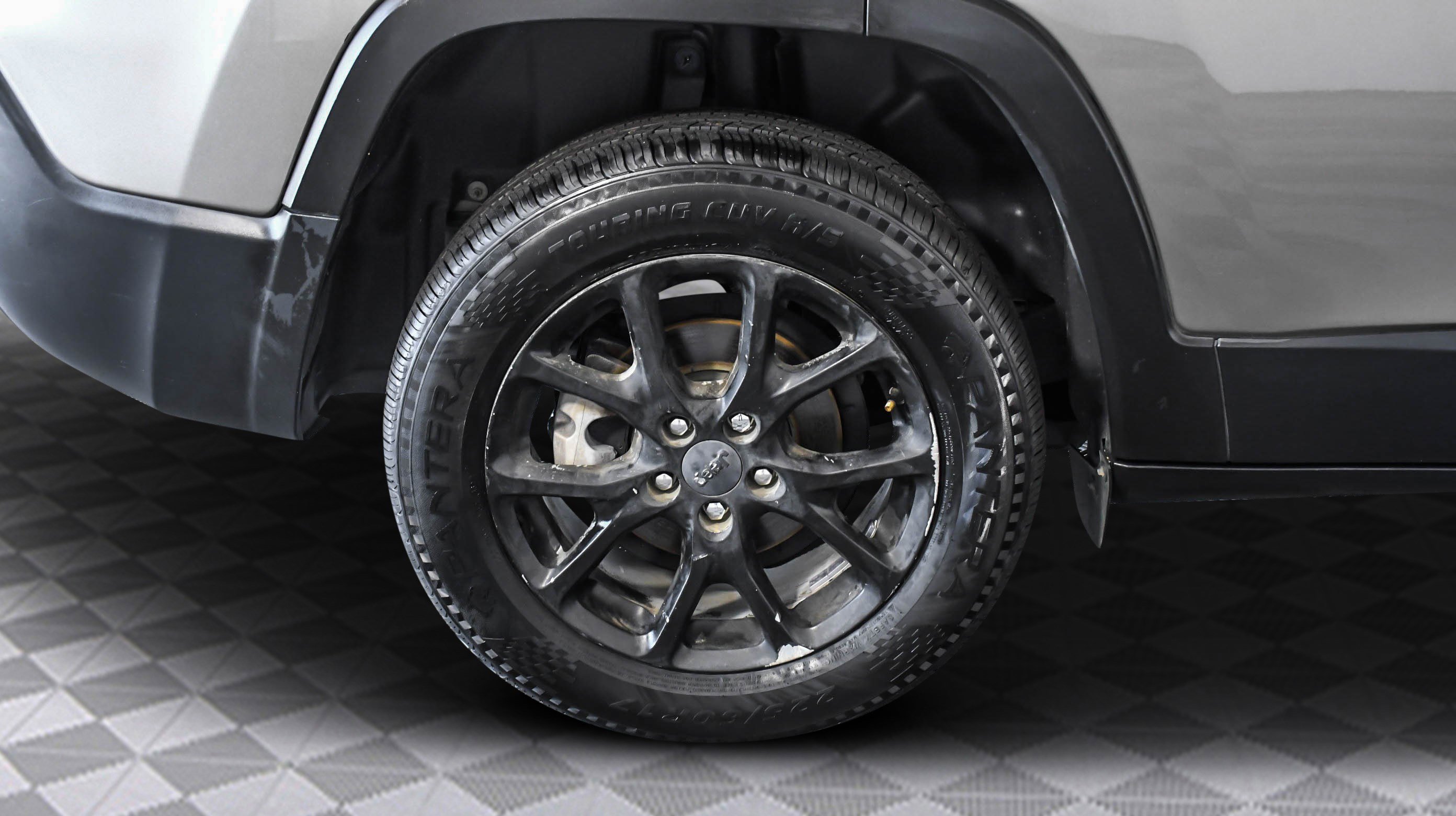 Used 2019 Jeep Cherokee Latitude w/ Popular Appearance Group image 33