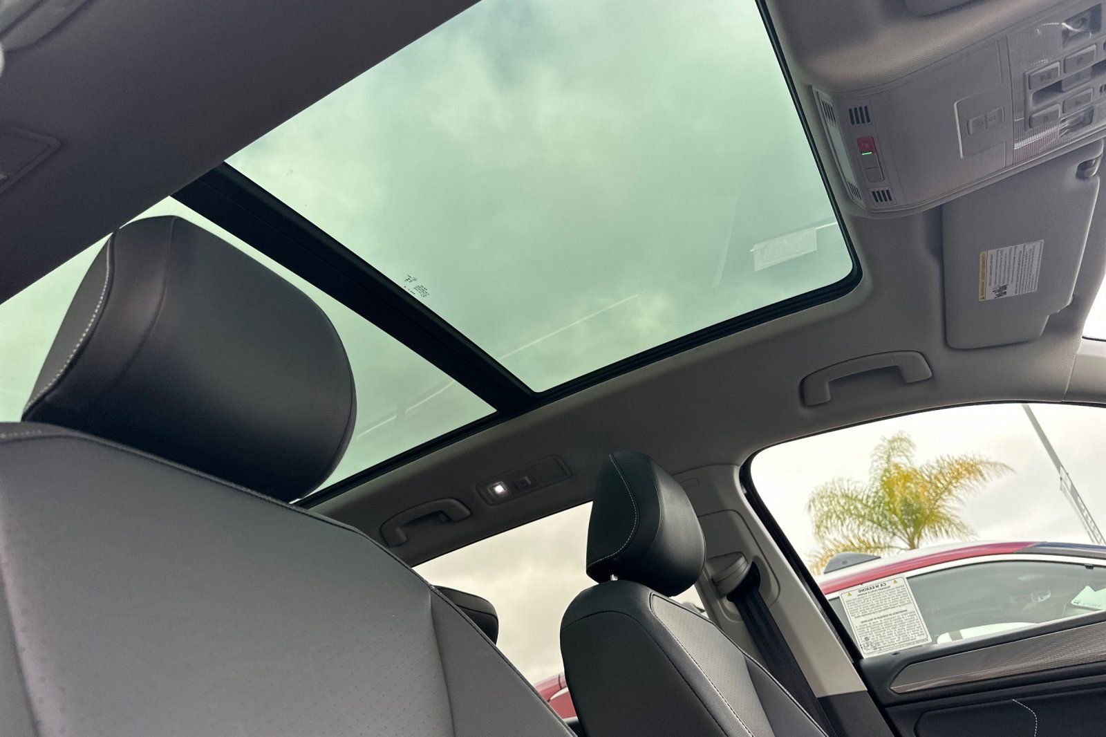 Used 2023 Volkswagen Tiguan SE w/ Panoramic Sunroof Package FWD image 18