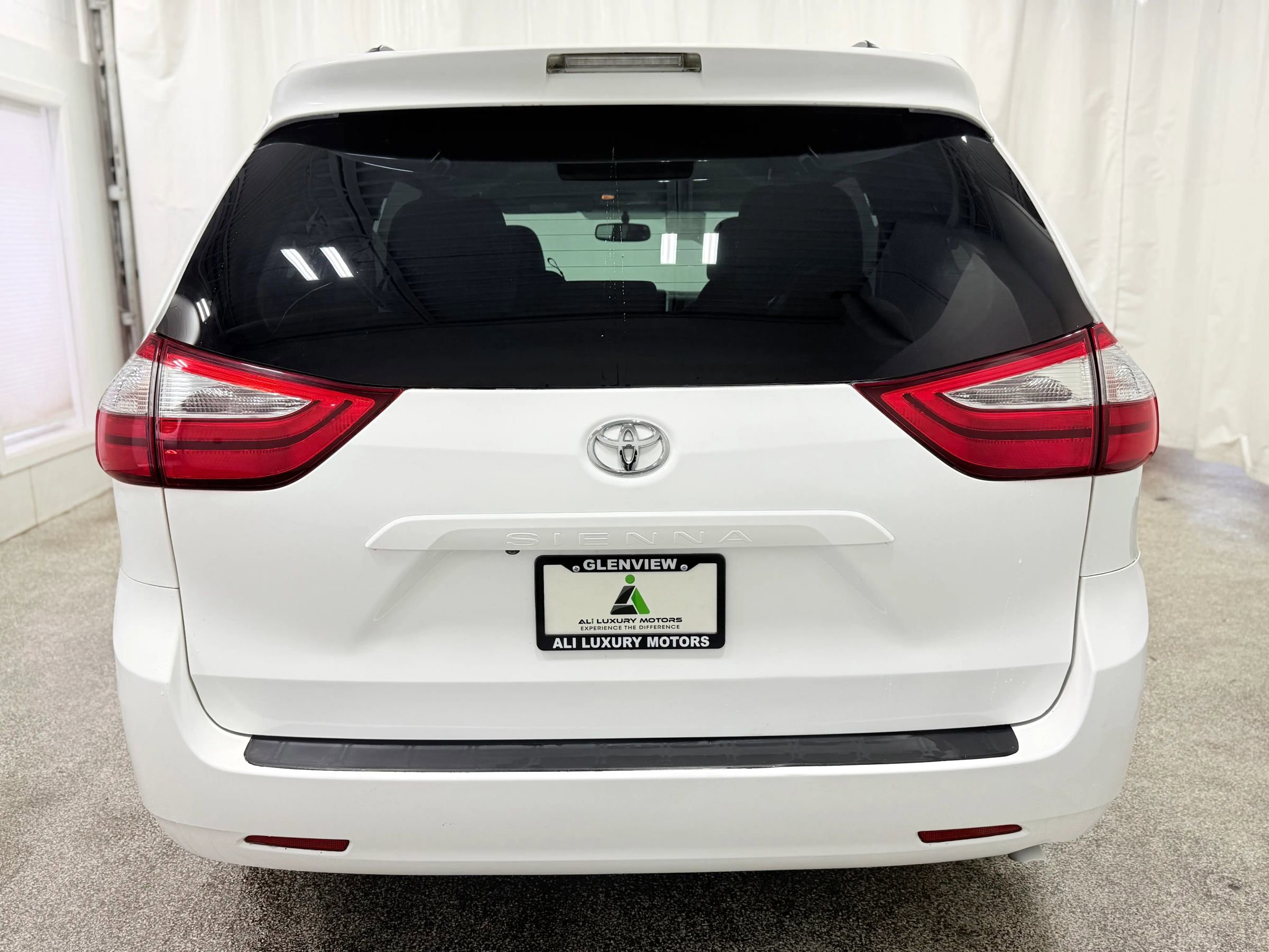Used 2017 Toyota Sienna LE image 7