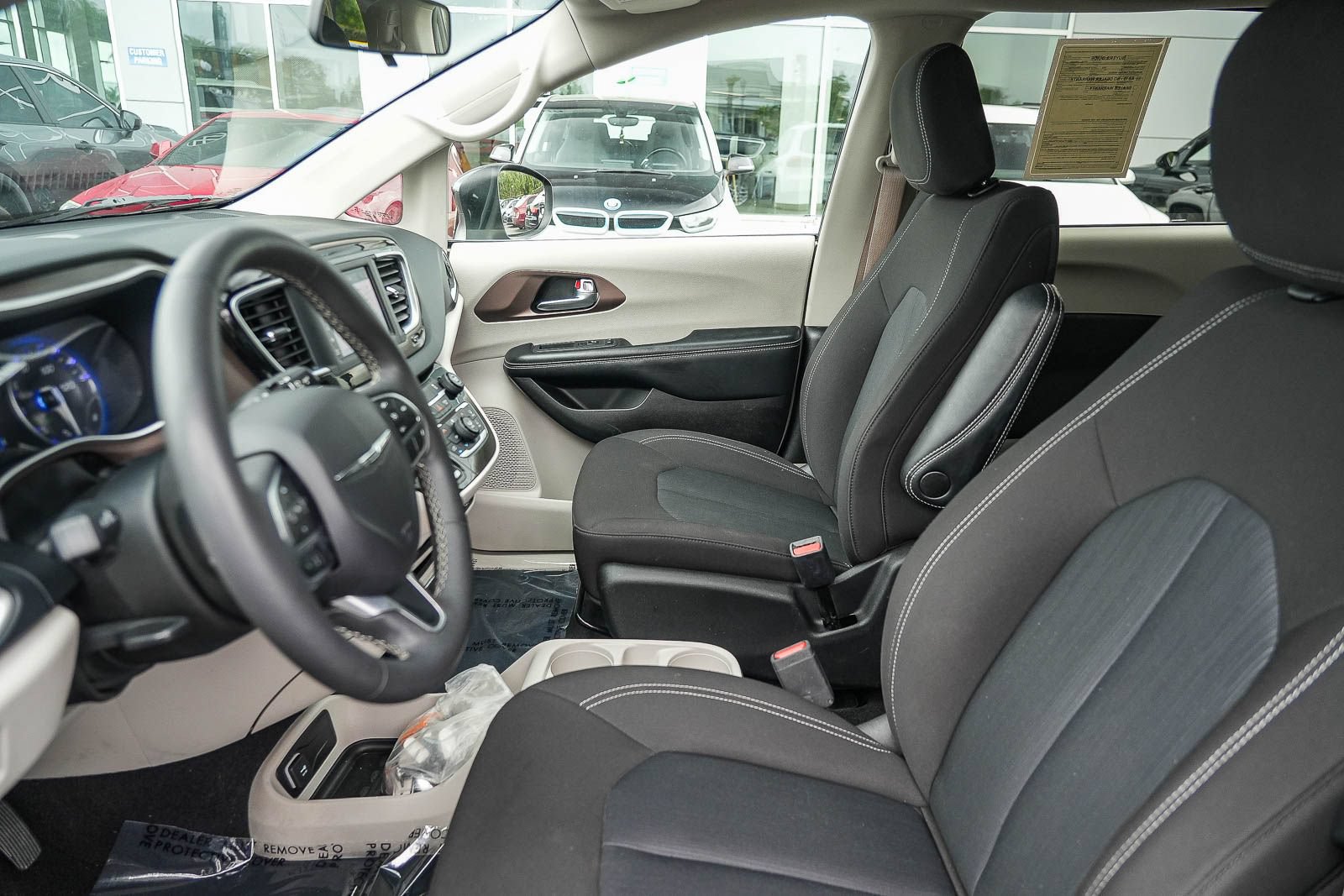 Used 2022 Chrysler Voyager LX FWD image 17