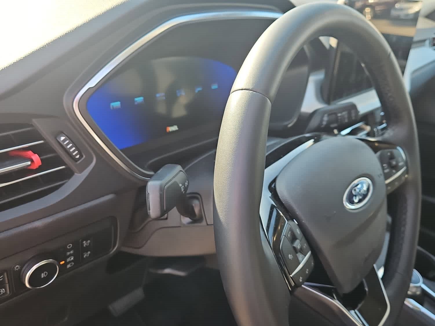 Used 2025 Ford Escape SE w/ PHEV Premium Package image 2