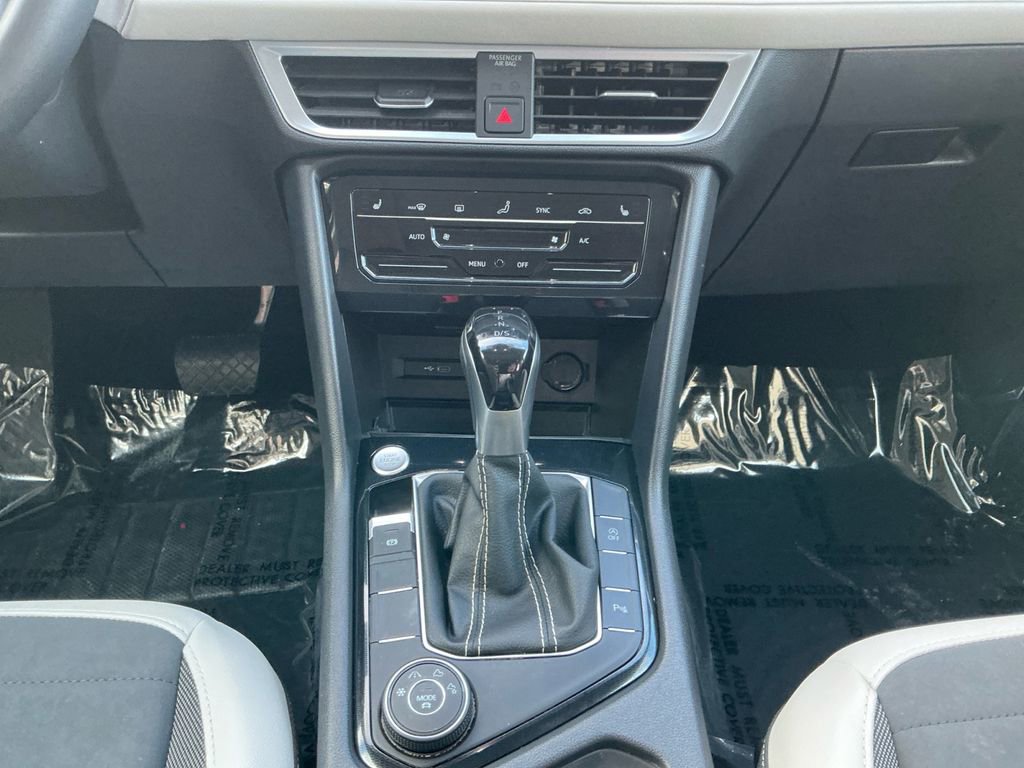 Used 2025 Volkswagen Taos SE w/ Panoramic Sunroof Package image 11