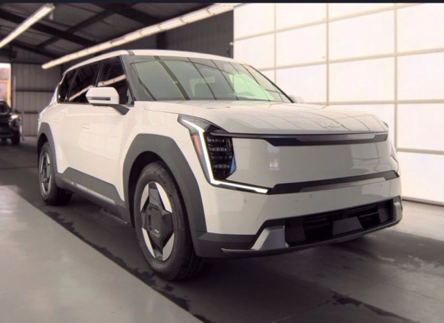 Certified 2024 Kia EV9 Light Long Range RWD image 2