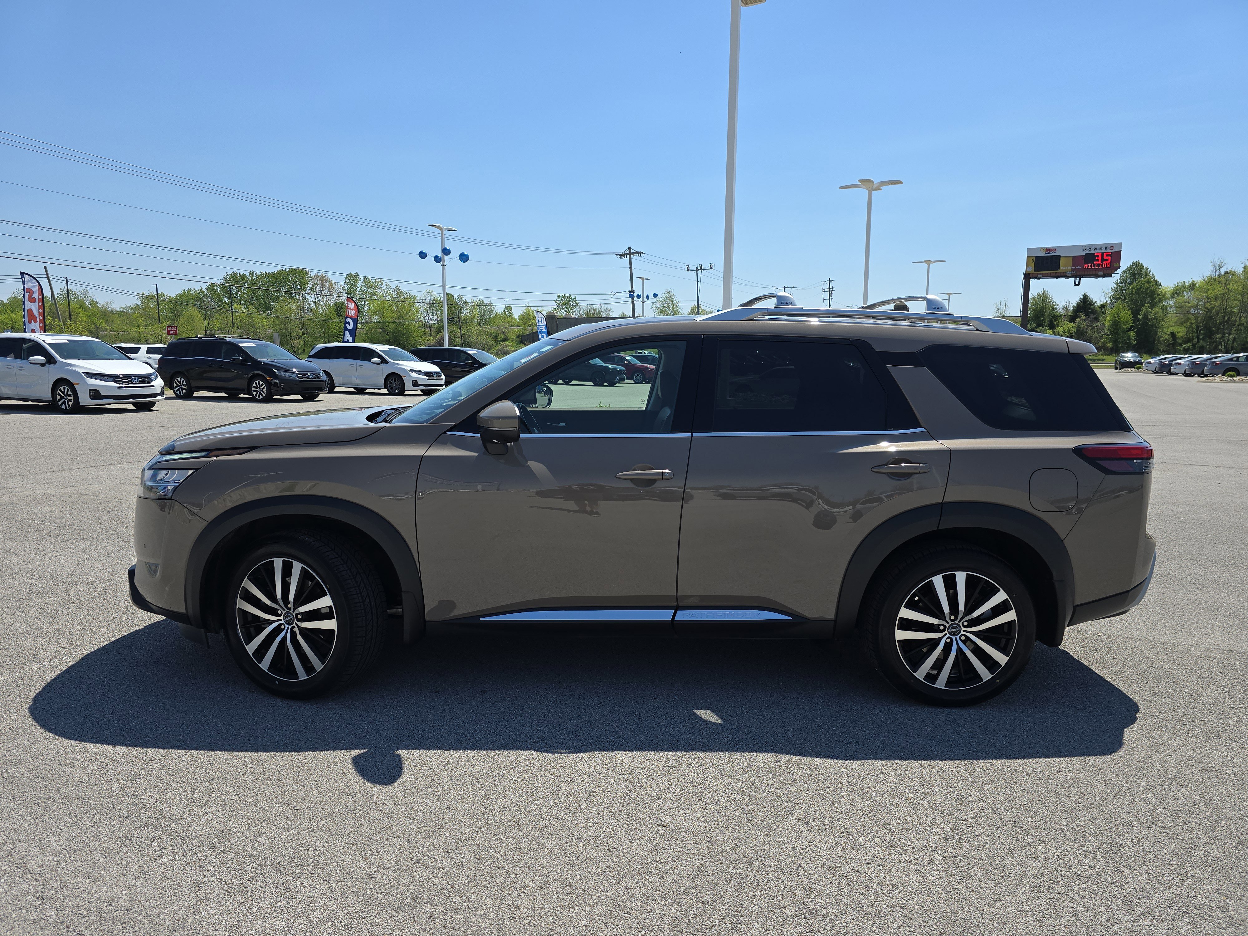 Used 2024 Nissan Pathfinder Platinum image 25