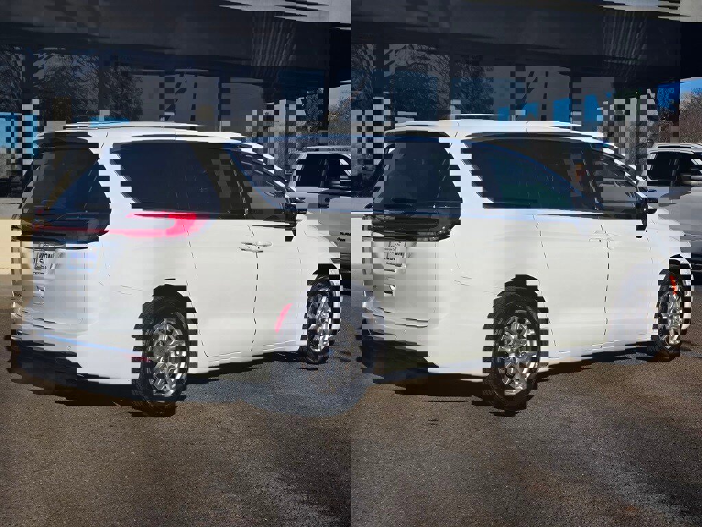 Used 2024 Chrysler Pacifica Touring-L image 33