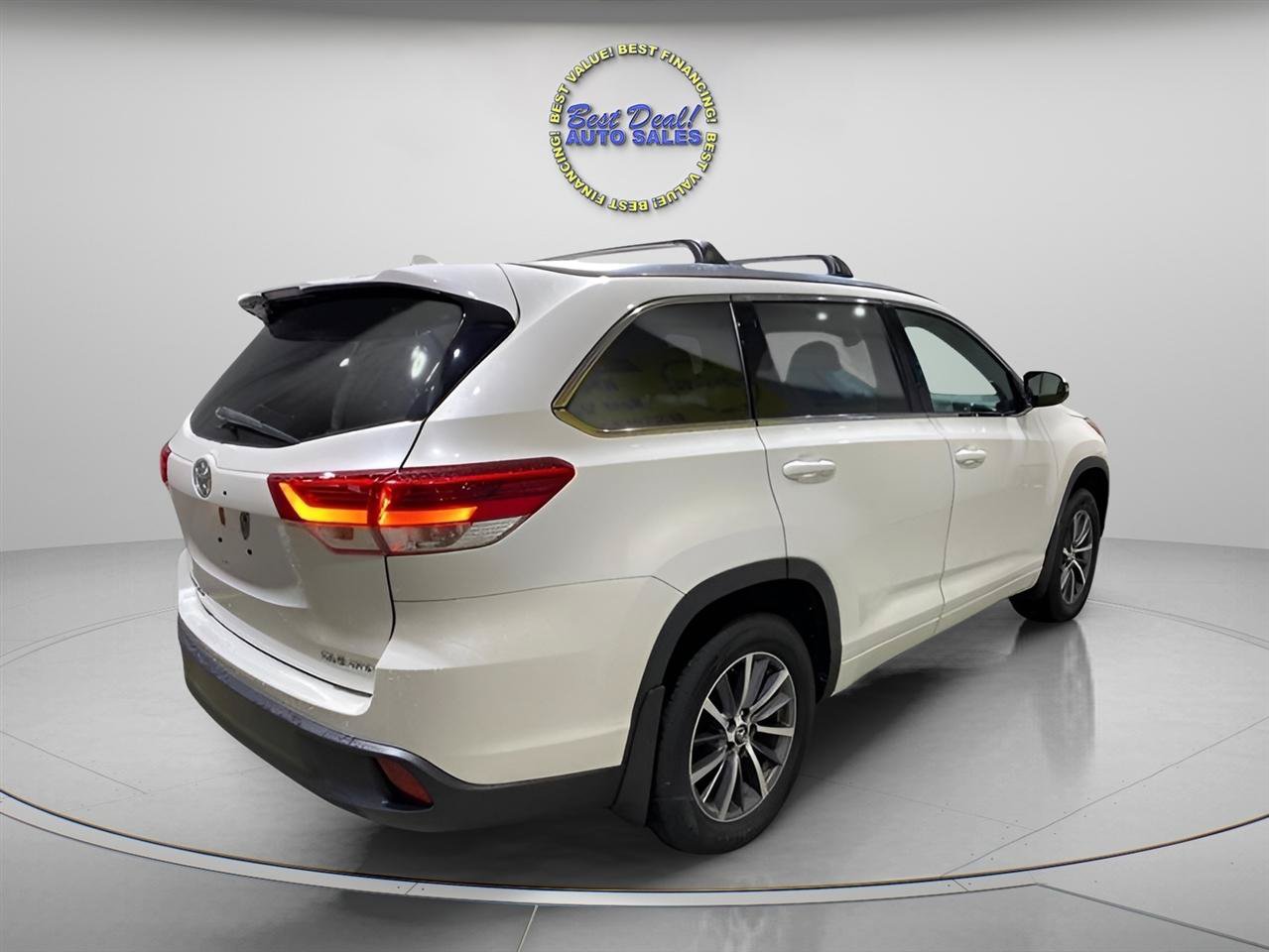 Used 2018 Toyota Highlander XLE AWD/4WD image 4