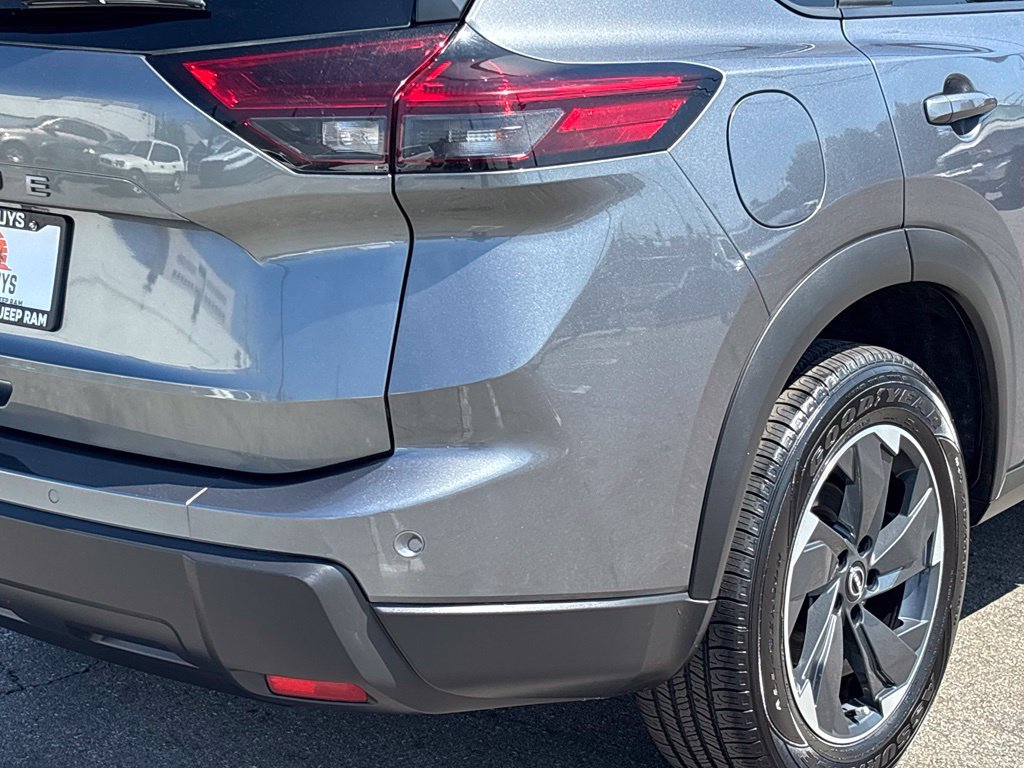 Used 2025 Nissan Rogue SV FWD image 4