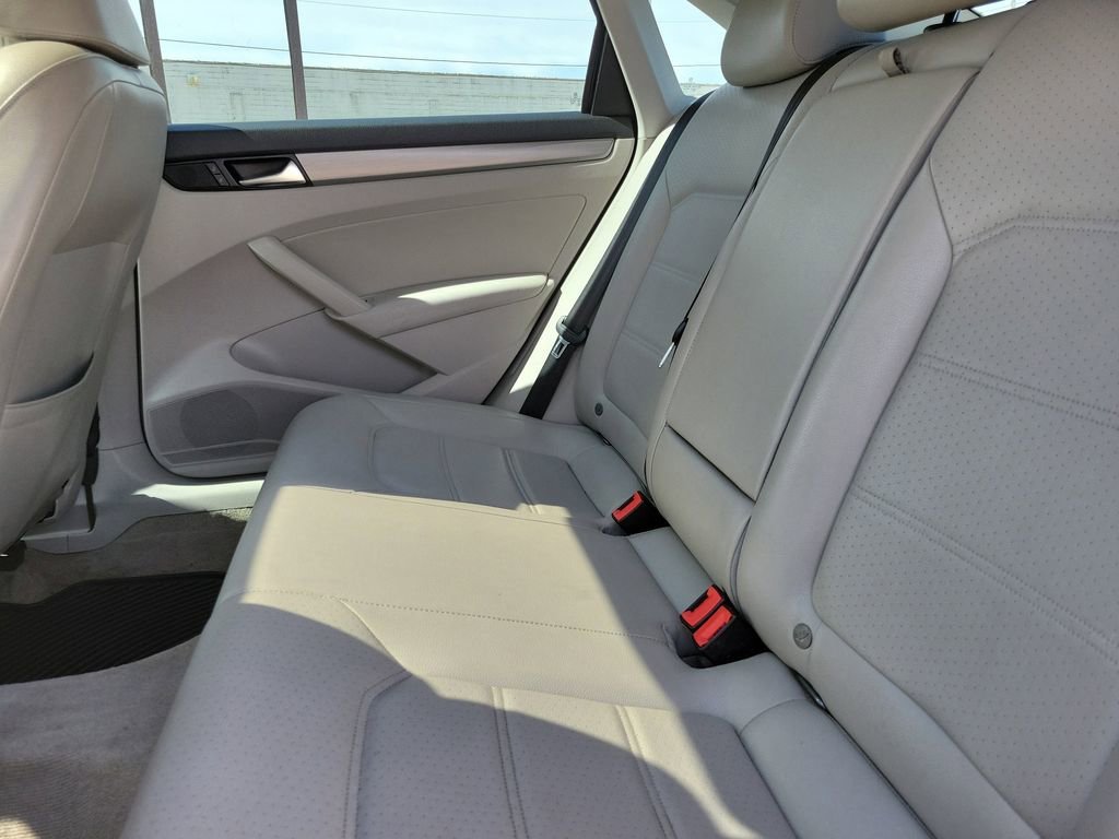 Used 2014 Volkswagen Passat TDI SE FWD image 9