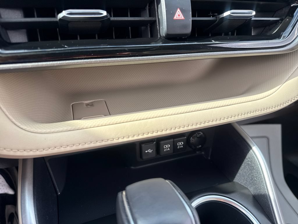 Used 2020 Toyota Highlander XLE AWD/4WD image 28