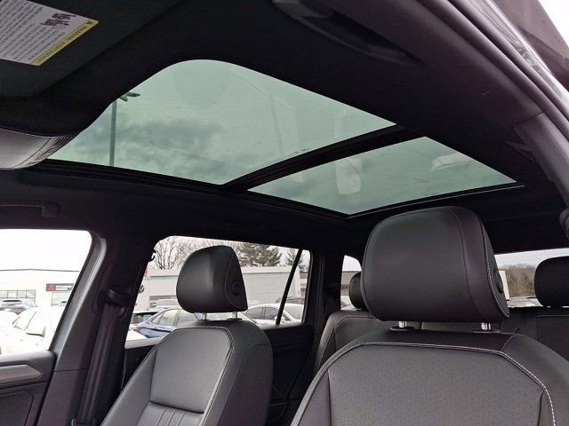 Certified 2024 Volkswagen Tiguan SE R-Line image 17