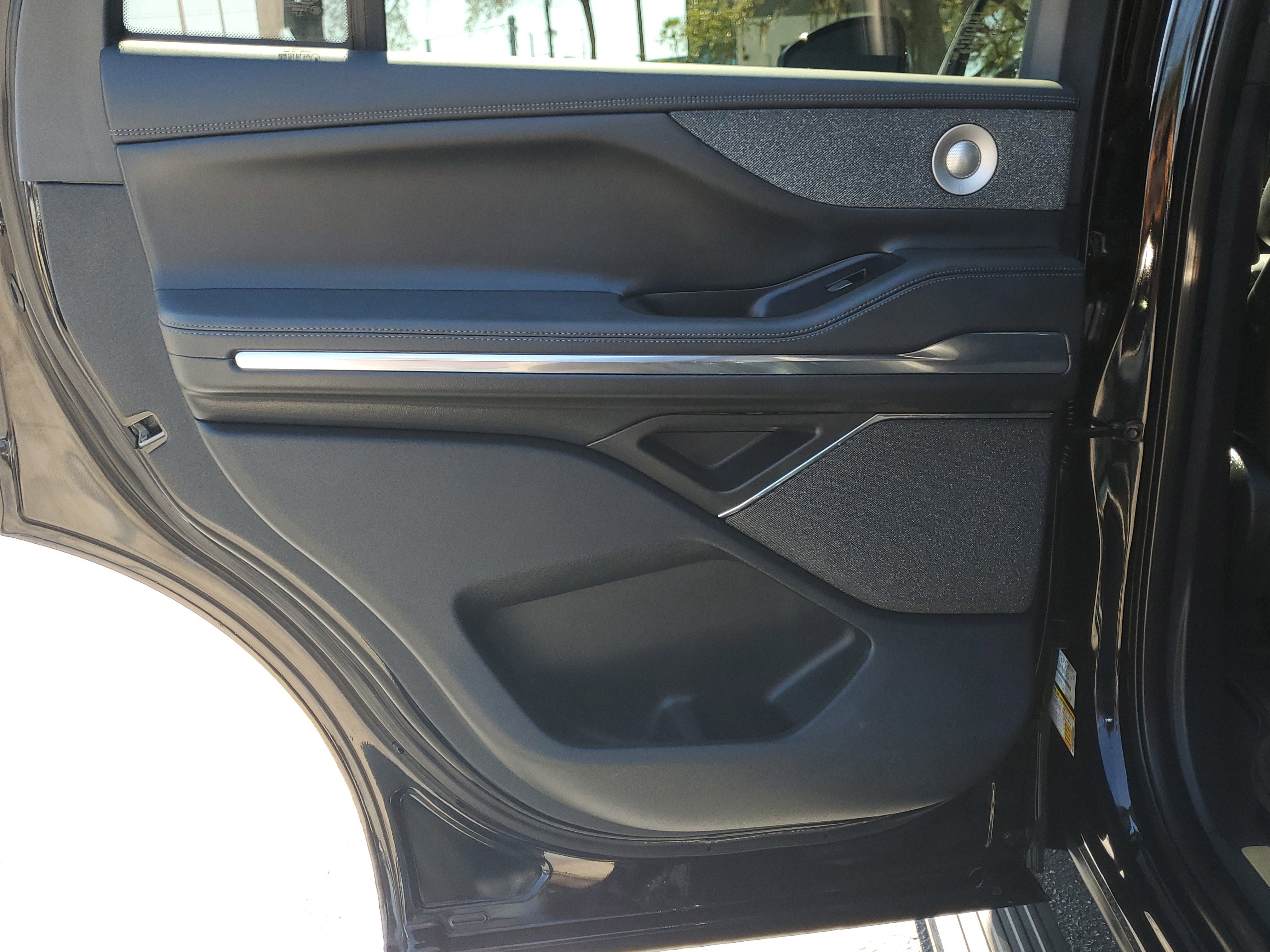 Used 2025 Lincoln Navigator Reserve w/ Jet Appearance Package image 11