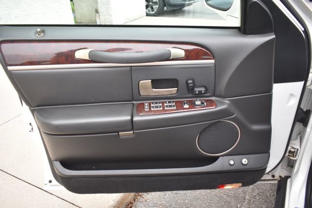 Used 2008 Lincoln Town Car Executive RWD image 18