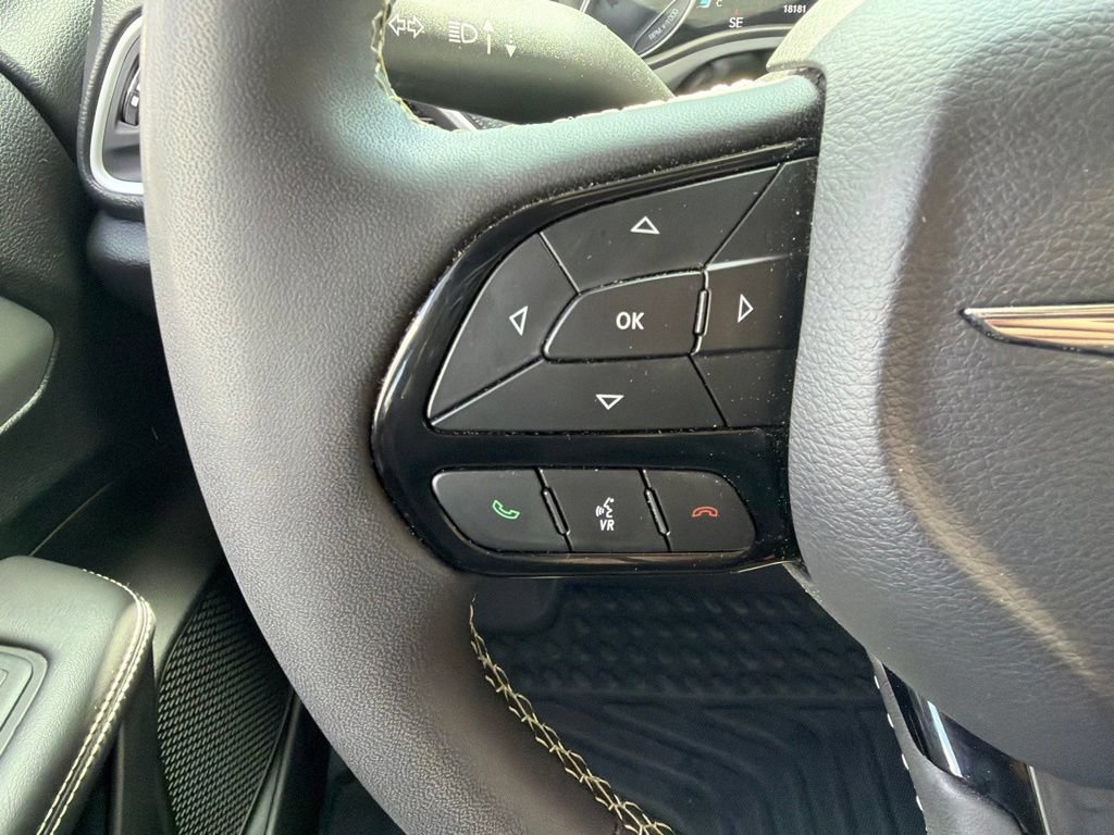 Used 2024 Chrysler Pacifica Touring FWD image 21