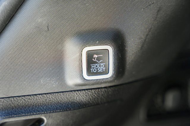 Used 2022 Jeep Grand Cherokee Overland w/ Luxury Tech Group IV image 18