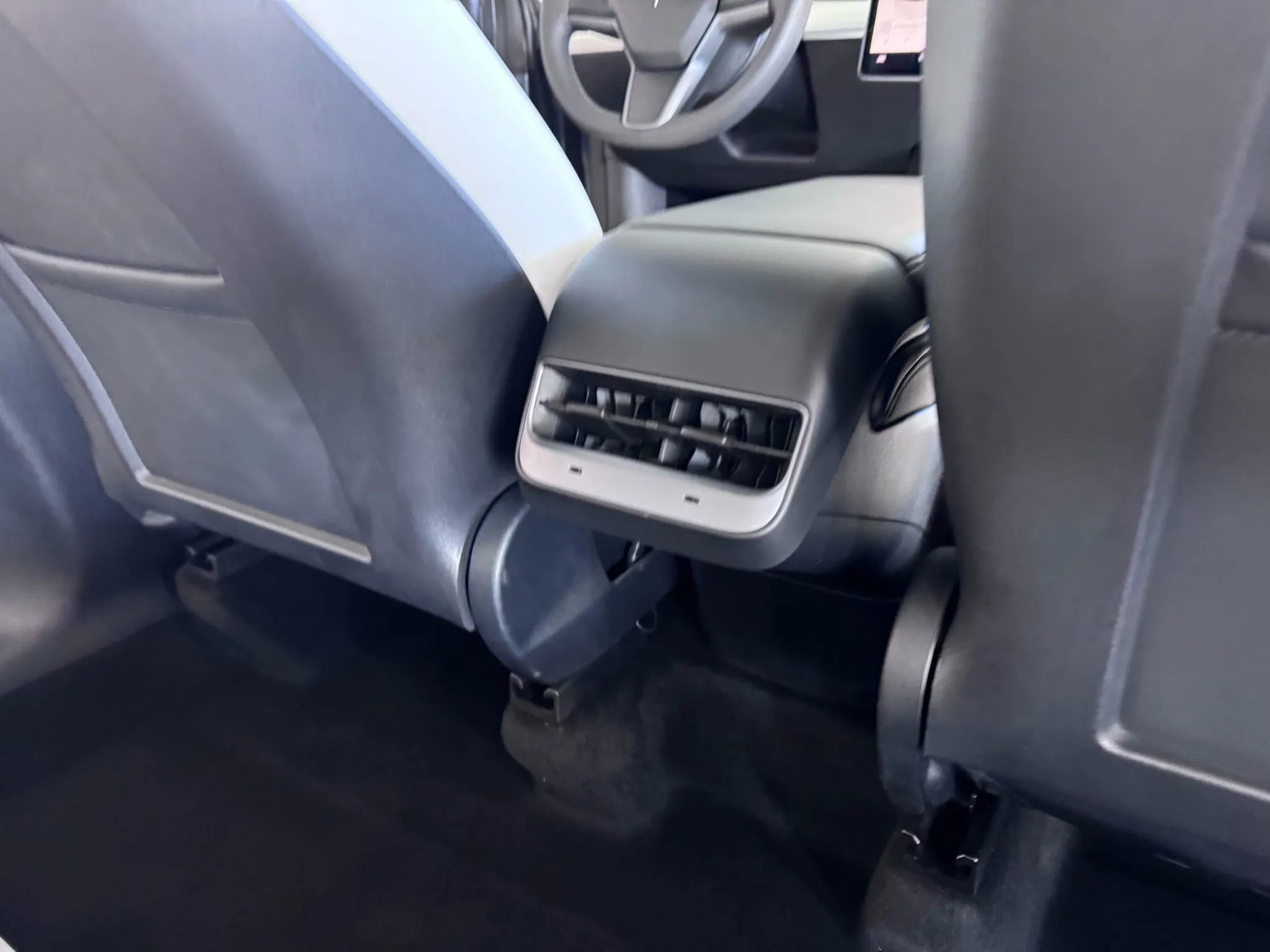 Used 2022 Tesla Model Y Long Range image 17
