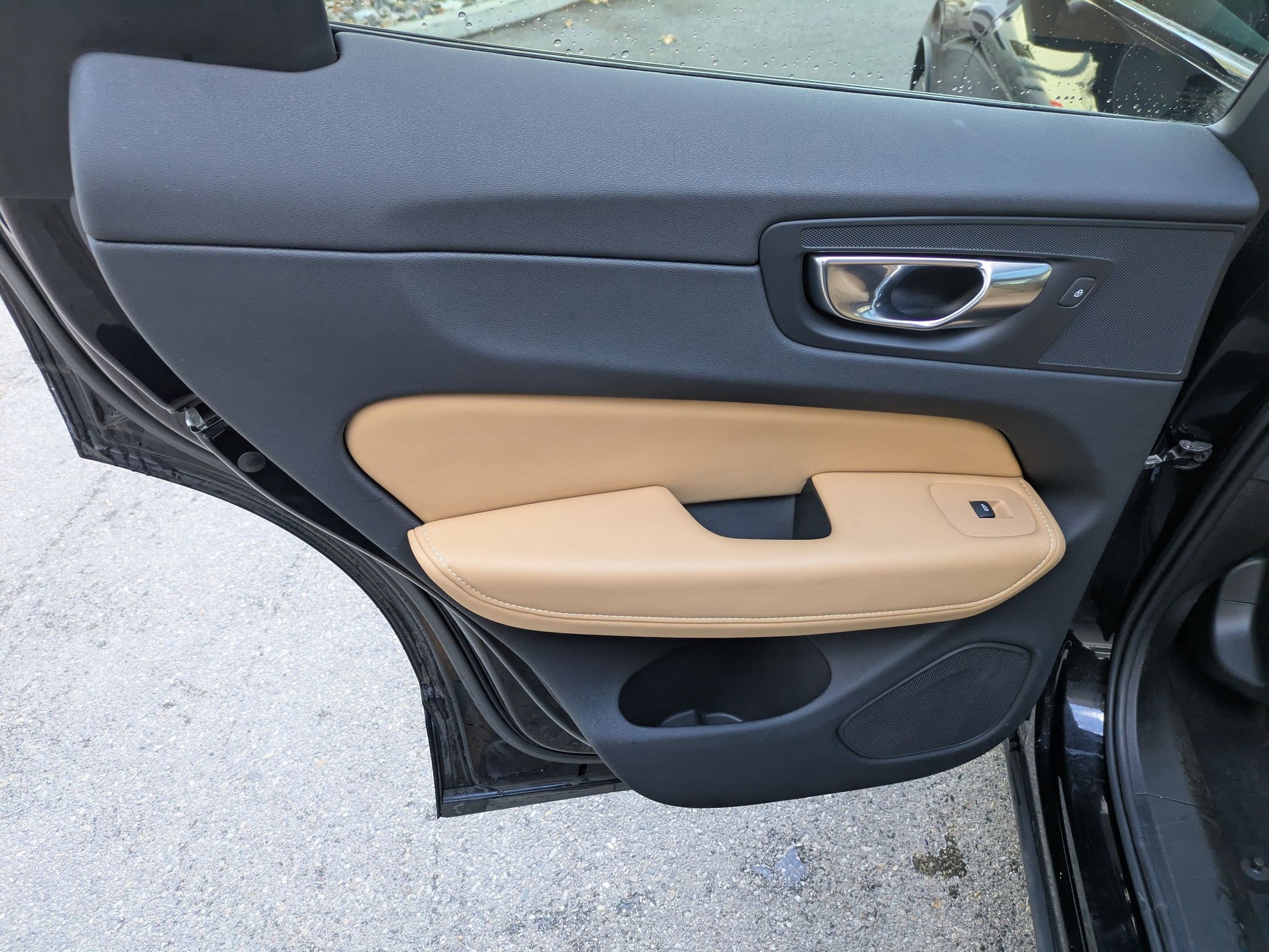 Certified 2023 Volvo XC60 B6 Ultimate w/ Protection Package Premier image 30