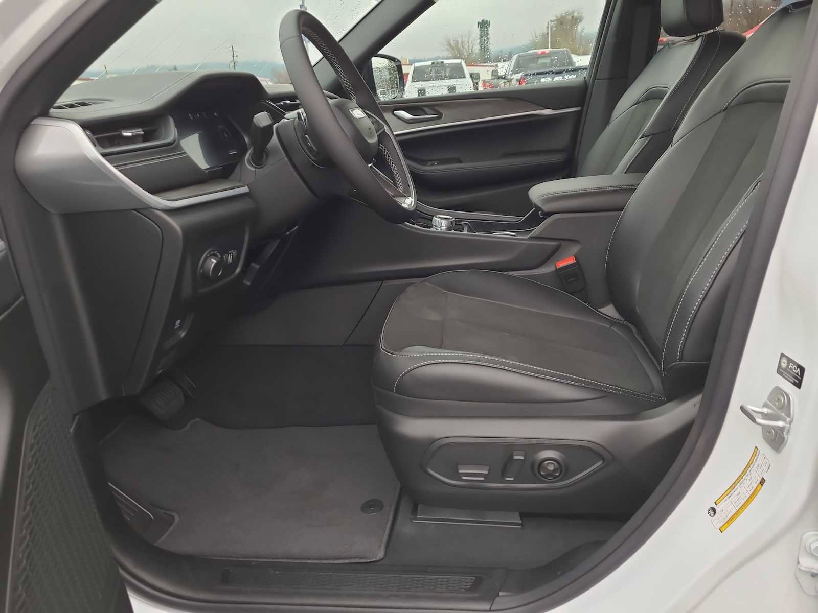 New 2026 Jeep Grand Cherokee Altitude image 19