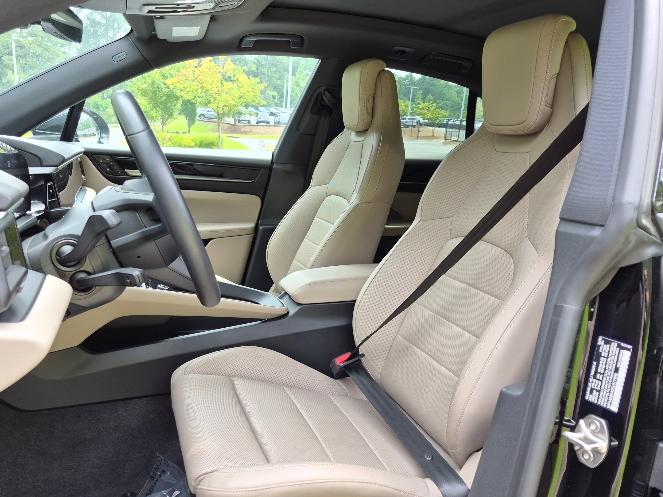 Certified 2025 Porsche Macan Electric RWD image 5
