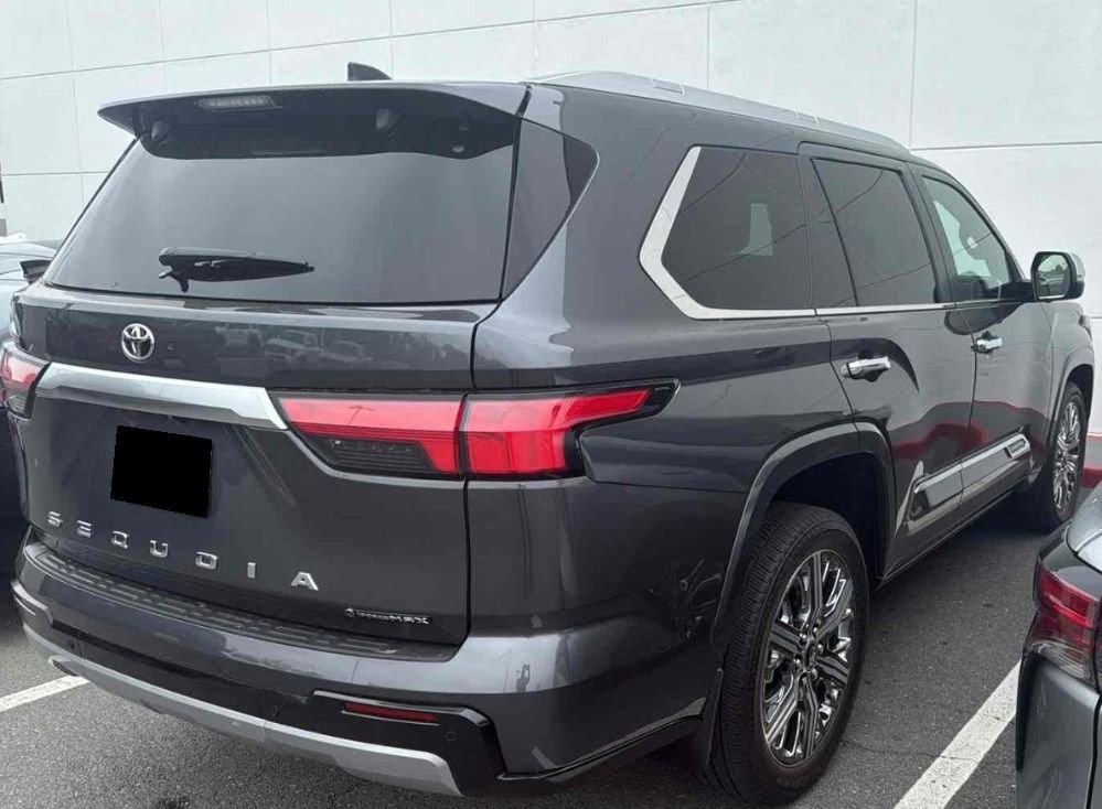 Used 2025 Toyota Sequoia Capstone AWD/4WD image 4